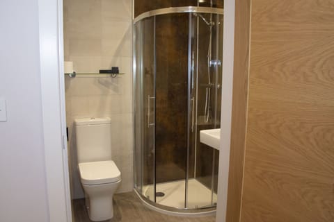 Shower, rainfall showerhead, free toiletries, hair dryer