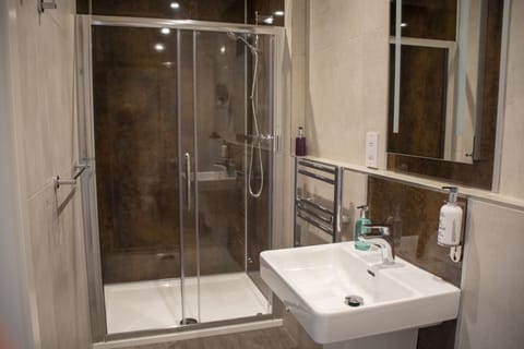 Shower, rainfall showerhead, free toiletries, hair dryer