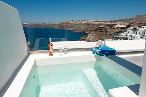 Deluxe Double with Panoramic Caldera View & Hot Tub | Minibar, in-room safe, individually decorated, individually furnished