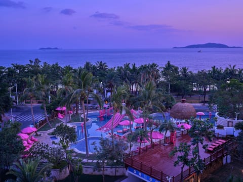 2 outdoor pools