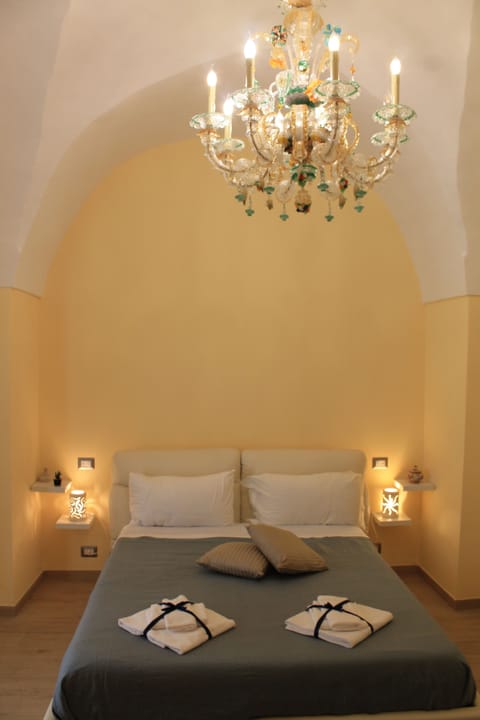 Deluxe Room | Minibar, individually decorated, individually furnished, desk