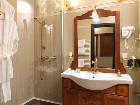 Deluxe Double Room | Bathroom | Bathtub, free toiletries, hair dryer, bathrobes