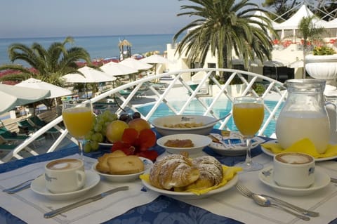 Daily cooked-to-order breakfast (EUR 10 per person)