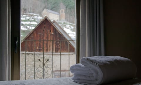 Double or Twin Room | Free cribs/infant beds, free WiFi, bed sheets