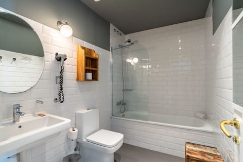 Quadruple Room, Ensuite | Bathroom | Shower, hair dryer, towels