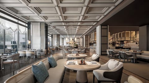 4 restaurants; breakfast, lunch, and dinner served