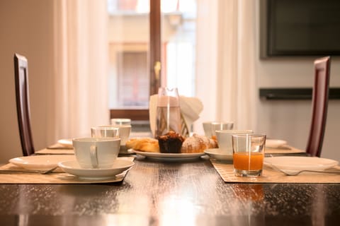 Apartment, 3 Bedrooms | Private kitchen | Fridge, microwave, oven, stovetop