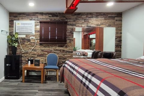 Room, 1 King Bed, Non Smoking, Jetted Tub | Egyptian cotton sheets, premium bedding, desk, blackout drapes