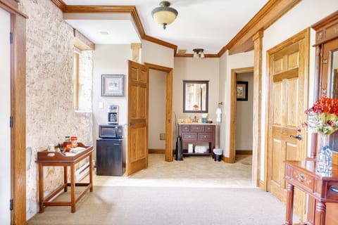 Blackhawk Suite | Premium bedding, free WiFi, bed sheets