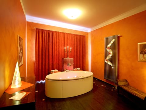 Couples treatment rooms, sauna, hot tub, Turkish bath, body treatments