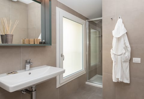 Superior Double Room | Bathroom | Shower, free toiletries, hair dryer, slippers