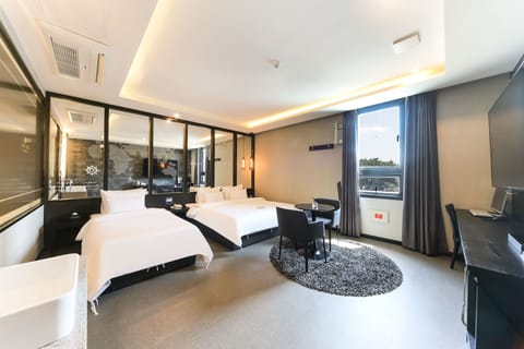 Deluxe Twin Room | Desk, blackout drapes, soundproofing, iron/ironing board