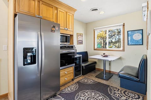 Top-Level Kitchen with Breakfast Nook (seats 4)