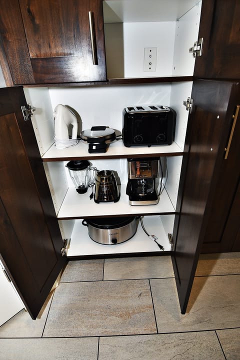 Fully Stocked Kitchen - Crockpot, Waffle Maker, Blender, Toaster and More!