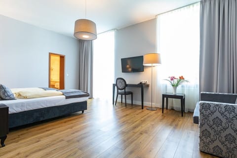 Double Room | Minibar, in-room safe, desk, soundproofing