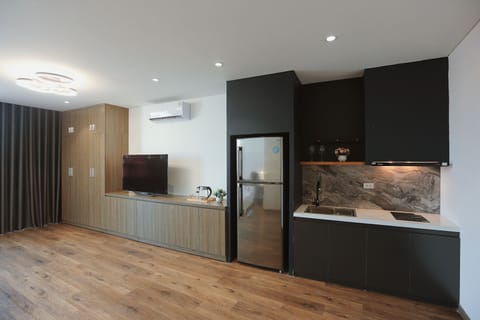 Deluxe Apartment | Private kitchen | Microwave, electric kettle, paper towels
