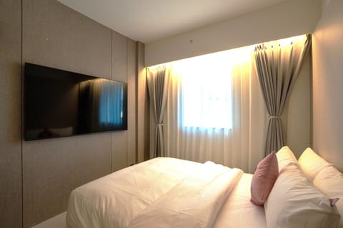 Deluxe Double with breakfast | Premium bedding, minibar, blackout drapes, soundproofing