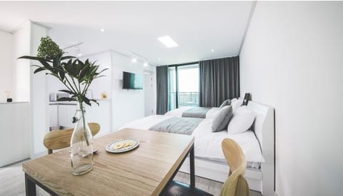 Basic Studio | In-room dining