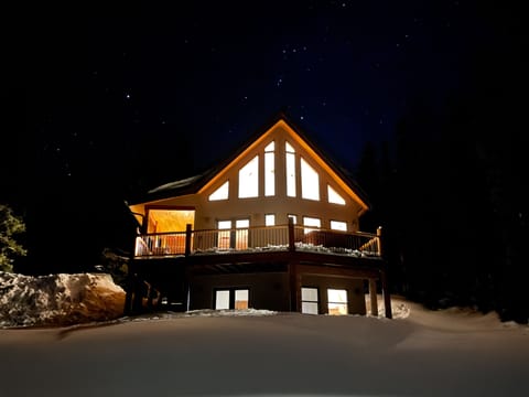 Come enjoy the snow and hot tub on the deck see the stars and relax after a day of winter activities.