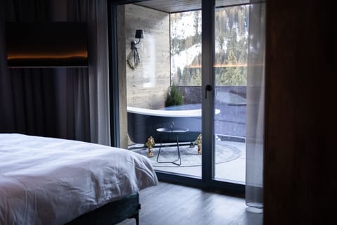 Deluxe Penthouse, Sauna (Panorama Queen) | Frette Italian sheets, premium bedding, down comforters