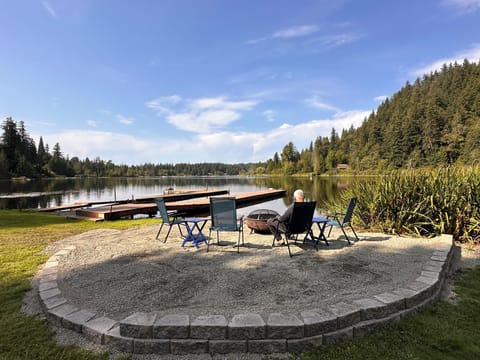 Lakeside fire pit, private dock, 5 water craft 