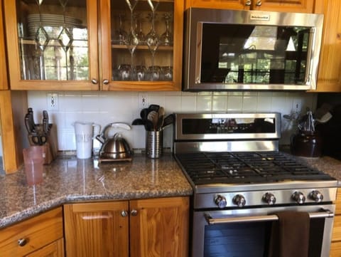 Cozy kitchen w/ granite counter tops & quality woodwork. NEW microwave and OVEN!