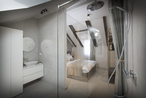 Penthouse | Bathroom | Shower, towels, soap, toilet paper