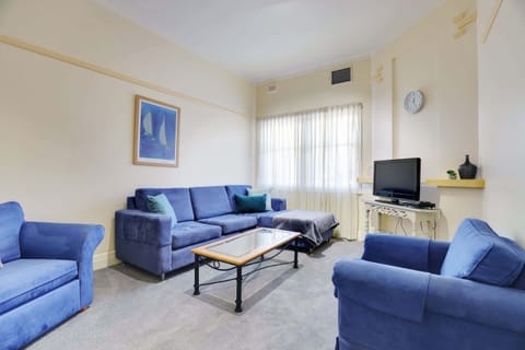 Flat screen TV and dvd player, free wifi