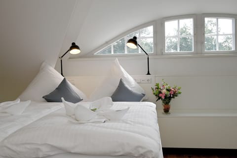 Double Room, 1 Double Bed | Individually decorated, individually furnished, desk, blackout drapes