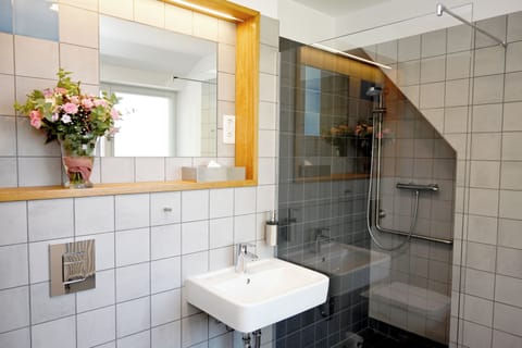 Shower, hair dryer, towels, shampoo