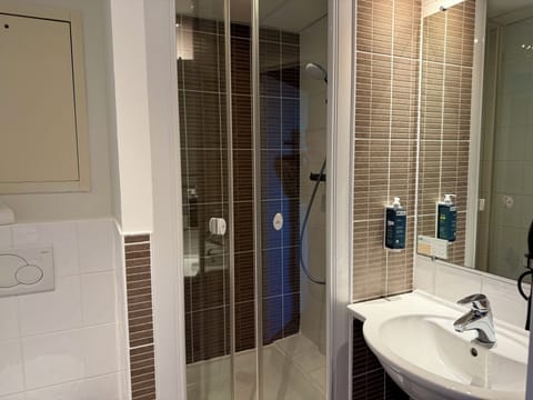 Comfort Twin Room | Bathroom | Hair dryer, towels, soap, shampoo