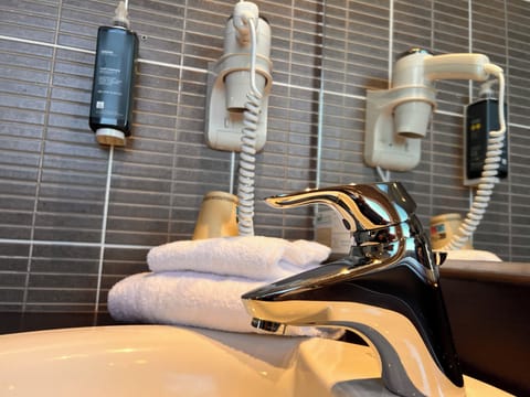 Executive Quadruple Room | Bathroom | Hair dryer, towels, soap, shampoo