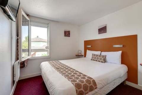 Double Room, 1 Queen Bed | Desk, soundproofing, iron/ironing board, cribs/infant beds
