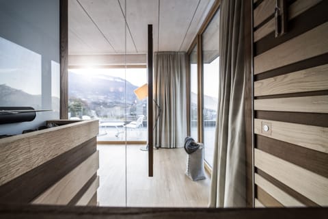 Deluxe Suite, Hot Tub | Down comforters, minibar, in-room safe, laptop workspace