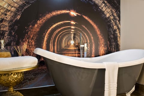 Junior Suite (Basement) | Premium bedding, down comforters, memory foam beds, minibar