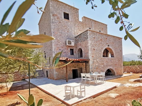 Main facade of the property