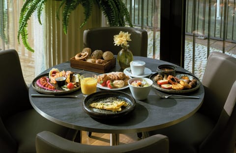 Daily buffet breakfast for a fee