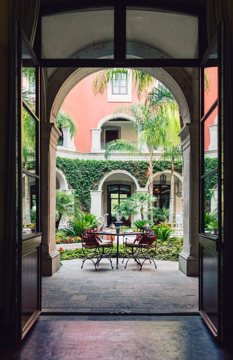 4 restaurants; breakfast, lunch, and dinner served