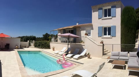 villa with air-conditionning private pool and jacuzzi 4  bedrooms and 3 bathrooms