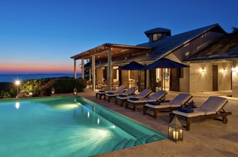 The pool area of Ponte del Sogno is breathtaking in the evening.