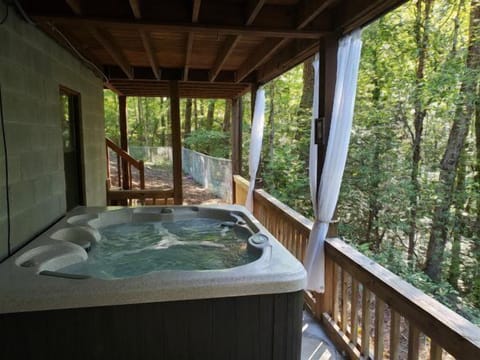 Falling Leaf- Hot tub access on the lower level deck