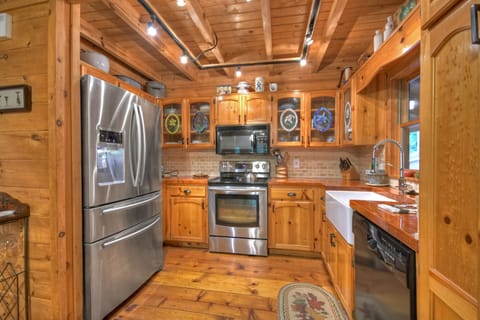 Falling Leaf- Kitchen area featuring the full appliances