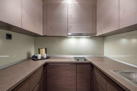 Suite, 1 Bedroom, Kitchen | Private kitchen | Electric kettle, cookware/dishes/utensils