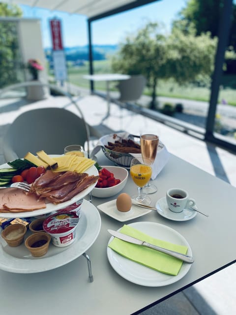 Breakfast and dinner served, local cuisine