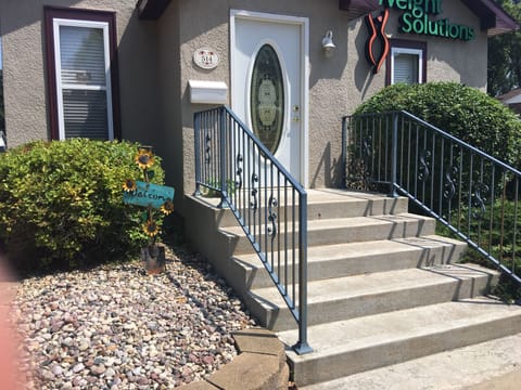 Front of house. There are 5 wide steps. No steps in the house. All one level. 