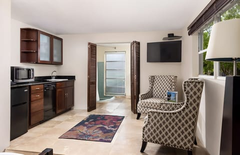 La Palma Tropical Garden Suite | Private kitchen | Fridge, microwave, dishwasher, coffee/tea maker