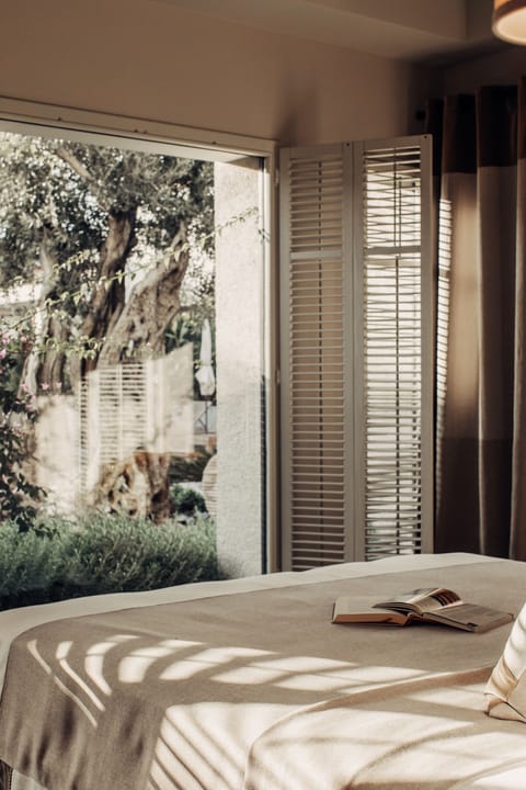 Master Suite, Non Smoking, Pool View | Garden view