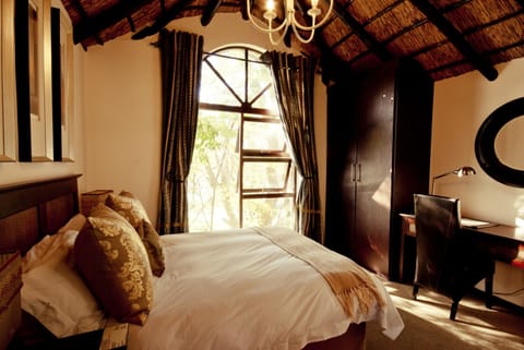 Luxury Room | In-room safe, desk, free cribs/infant beds, rollaway beds