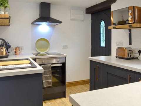Well equipped kitchen | Ysgoldy Salem - Cewydd Cottages, Cwm-Cewydd, near Machynlleth