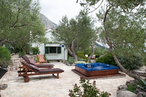 Outdoor spa tub